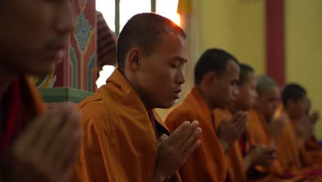 El-Culto-Budista-Se-Lleva-A-Cabo-Dentro-Del-Monasterio-Budista.