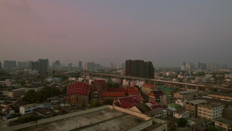 Bangkok-Skyline-Bei-Sonnenuntergang-Mit-Sanftem-Licht-Und-Stadtbild,-Luftaufnahme