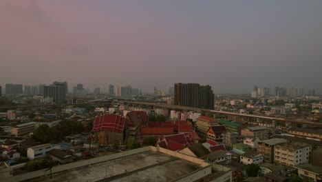 Horizonte-De-Bangkok-Al-Atardecer-Con-Luz-Suave-Y-Paisaje-Urbano,-Vista-Aérea