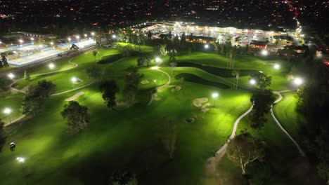 Toma-De-Drone-De-Un-Campo-De-Golf-Nocturno-Con-Luces.