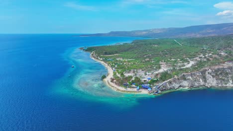 Vista-Aérea-De-La-Bahía-De-Sarangani-Con-Aguas-Turquesas-Y-Un-Resort-De-Playa-Cerca-De-La-Ciudad-De-General-Santos.