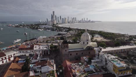 Parallax,-historic-center-and-new-part-of-Cartagena,-church-and-skyscrapers,-coastal-paradise