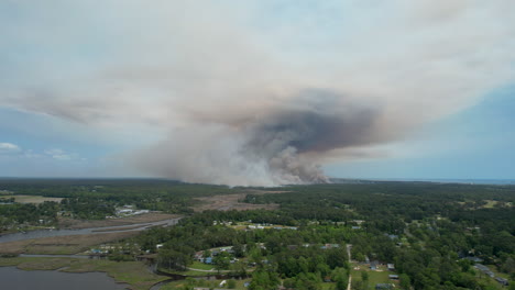 Amplia-Toma-De-Drones-De-Un-Incendio-Forestal,-Toma-Panorámica