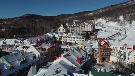 Skiort-Mont-Tremblant-In-Der-Kanadischen-Provinz-Québec,-Inmitten-Der-Laurentian-Mountains,-Luftaufnahmen