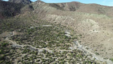 Müll-Am-Straßenrand-Ruiniert-Die-Wüstenschönheit-Von-Mulege-In-Baja-California-Sur,-Mexiko-–-Luftaufnahme-Einer-Drohne