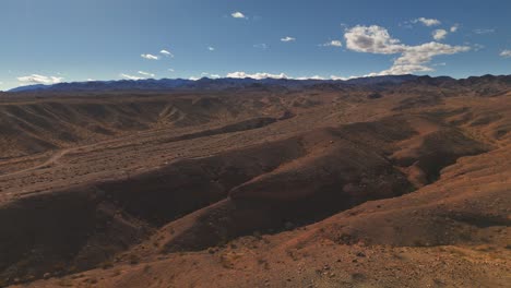 Desierto-De-Arena-Roja-En-Nevada-Con-Cielos-Azules-Vibrantes