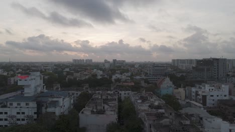 Eine-Malerische-Drohnenaufnahme,-Die-Die-Schönheit-Der-Skyline-Von-Chennai-Einfängt,-Wobei-Die-Wolken-Dem-Stadtbild-Einen-Hauch-Von-Dramatik-Verleihen