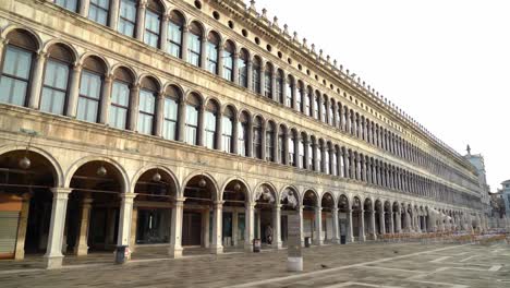 El-Sol-Brilla-En-Las-Ventanas-De-La-Arquitectura-En-La-Piazza-San-Marco-De-Venecia.