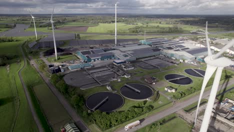 Movimiento-Lateral-Que-Muestra-Turbinas-Eólicas-Que-Rodean-Instalaciones-De-Tratamiento-De-Agua-Y-Bioenergía-Y-Paneles-Solares-En-Los-Países-Bajos.