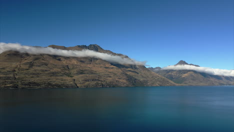 Berge-über-Dem-Lake-Wakatipu-Mit-Wolken-Unter-Den-Gipfeln---Panorama-In-Der-Nähe-Von-Queenstown,-Neuseeland