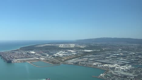 POV-Luftaufnahme-Des-Flughafens-Von-Barcelona,-Spanien,-Aufgenommen-Aus-Einem-Jet,-Der-Sich-Dem-Flughafen-Nähert