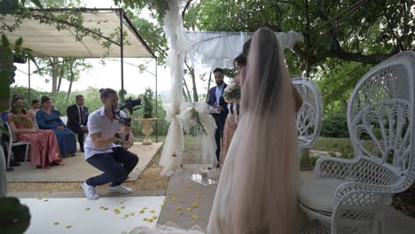 Seitliche-Aufnahme-Einer-Braut,-Die-Ihre-Brautjungfer-Bei-Der-Zeremonie-Draußen-Umarmt