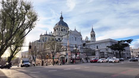 Hermosa-Catedral-De-La-Almudena-En-Madrid-Durante-Un-Romántico-Paisaje-De-Luz