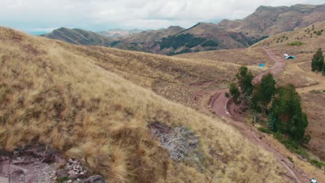 Dolly-Aéreo-Revela-Las-Ruinas-De-Un-Antiguo-Camino-Inca-En-La-Caminata-De-Huancaure,-Lugar-De-Nacimiento-De-Cusco,-Perú