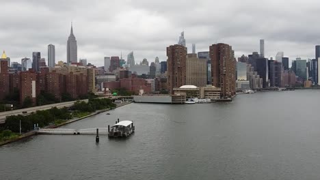 Empire-state-building-and-new-york-city-skyline-in-an-overcast-day