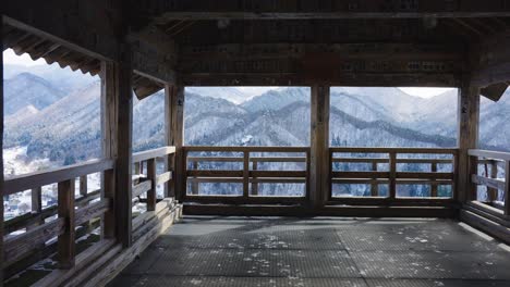 Gipfel-Des-Yamadera-Tempels-Mit-Blick-Auf-Die-Schneebedeckten-Berge-Von-Yamagata,-Japan