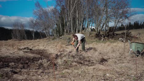 Hombre-Cavando-Con-Pala-Al-Aire-Libre-En-Indre-Fosen,-Noruega---Plano-General