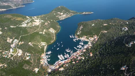 Panorámica-Aérea-De-La-Bahía-Costera-De-La-Ciudad-De-Sivota,-Lefkada,-Grecia