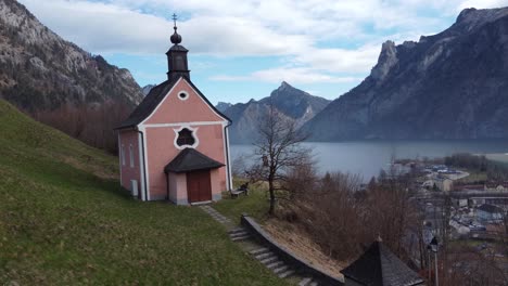 Linda-Iglesia,-Con-Vistas-Al-Lago-Traunsee-Y-A-La-Ciudad-De-Ebensee-En-La-Región-De-Salzkammergut,-Alta-Austria,-Sereno-Telón-De-Fondo-Montañoso