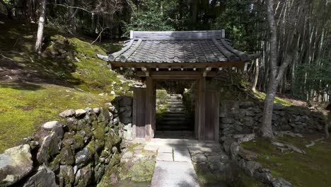 Puerta-Tradicional-De-Madera-Del-Templo-En-El-Templo-Saihoji-En-Katsura,-Suroeste-De-Kioto,-Japón