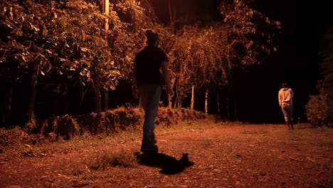 Hombre-Y-Mujer-Dan-Un-Paseo-Nocturno-Por-El-Bosque-Acompañados-De-Sus-Dos-Perros