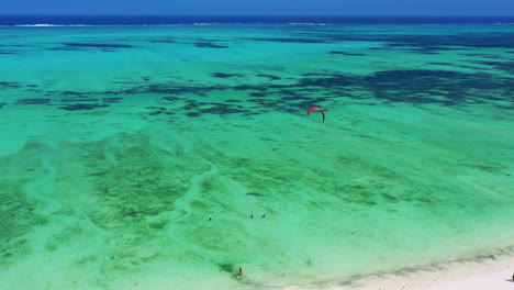 Kitesurfen-In-Sansibar,-Luftaufnahme-Des-Indischen-Ozeans