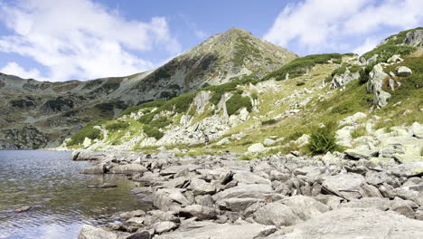 Rocks-near-Bucura-alpine-lake-in-the-Retezat-mountains,-Romanian-Carpathians