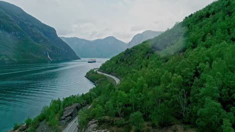 Luftaufnahme-Einer-Küstenstraße-Und-Eines-Kreuzfahrtschiffes-Im-Bewölkten-Flam,-Norwegen