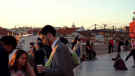 Multitudes-De-Personas-Disfrutando-De-Una-Impresionante-Puesta-De-Sol-En-Lisboa,-Portugal.