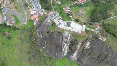 La-Piedra-Del-Peñol-En-Guatape-Medellin-Colombia-Foto-Superior-Desde-Un-Dron