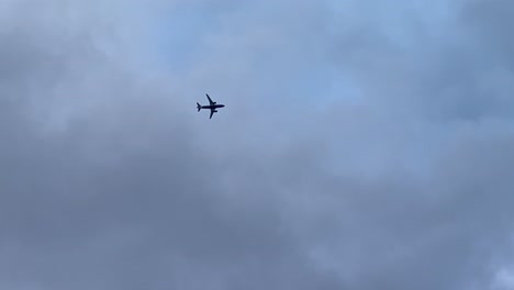 Jet-Flugzeug-Mit-Extrem-Niedriger-Blickwinkelaufnahme-Aus-Dem-Cockpit-Eines-Anderen-Flugzeugs