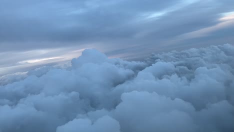 POV-Flug-über-Einen-Pastellfarbenen-Winterhimmel-Kurz-Vor-Sonnenuntergang