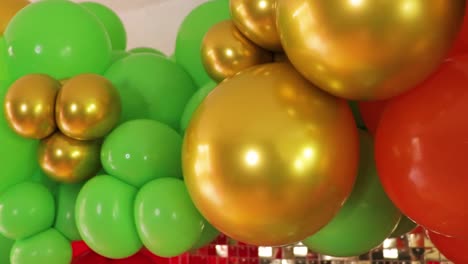 Decoración-Mexicana-Con-Globos-Verdes-Y-Dorados-Con-Fondo-Dorado