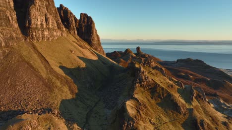 Zerbröckelnde-Felstürme-Und-Klippen-Im-Frühen-Morgenlicht-Des-Winters-Mit-Meer-Am-Horizont-Sichtbar