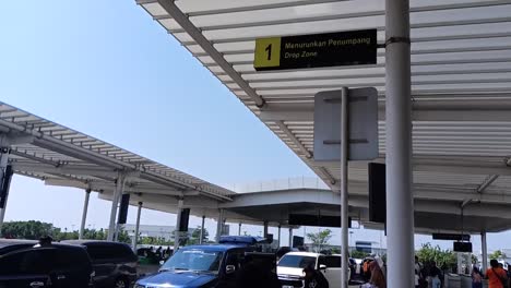 Passagiere-Am-Ahmad-Yani-International-Airport-Von-Semarang_Tilt-Down-Shot