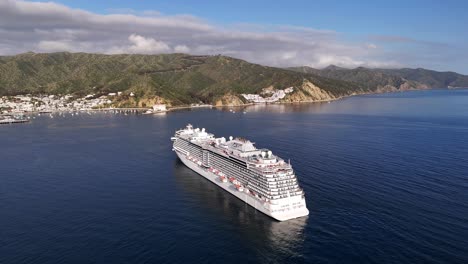 A-cruise-ship-near-catalina-island-with-the-scenic-coastline-in-the-background,-sunny-day,-aerial-view