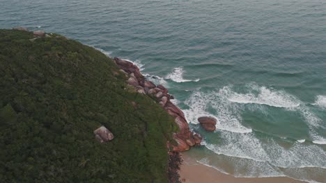 Ein-Felsiger-Hügel,-Der-In-Den-Atlantischen-Ozean-Entlang-Der-Küste-Brasiliens-Ragt