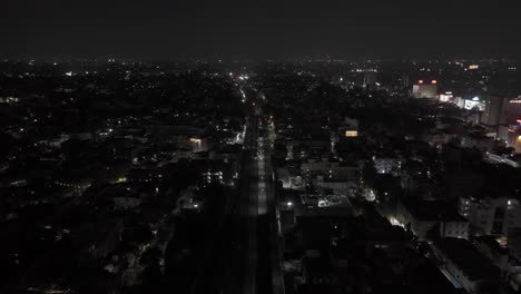 Toma-Aérea-De-Drones-De-La-Ciudad-De-Chennai-Con-Luces,-Vista-Nocturna-De-Edificios-En-La-Vía-Férrea