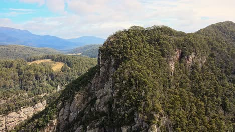 Drone-view-of-The-Leven-Canyon-in-Tasmania,-Australia