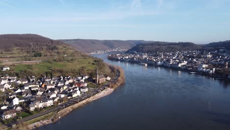 Flying-Backwards-Over-Rhine-Valley-facing-Boppard-and-Filsen-Town,-Germany