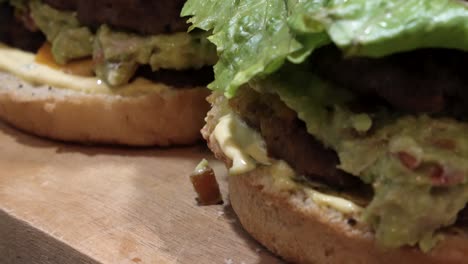 Great-cheeseburger-with-tomato,-lettuce,-onion,-guacamole,-and-special-sauce