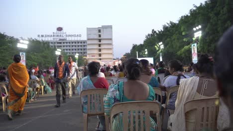 Multitud-De-Mujeres-Que-Participan-En-La-Campaña-Electoral-De-Lok-Sabha-Por-Uddhav-Thackeray-En-El-Terreno-Universitario-De-Warje