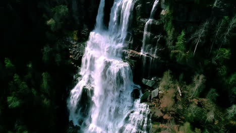 Cascada-De-Montaña-Desde-Un-Glaciar-En-Lo-Alto-De-La-Hermosa-Naturaleza-De-Noruega-En-Cámara-Lenta