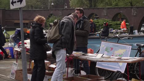 Observación-Del-Vendedor-Y-Del-Comprador-En-El-Mercado-Durante-El-Día-Del-Rey-En-El-Viejo-Sur-De-Amsterdam