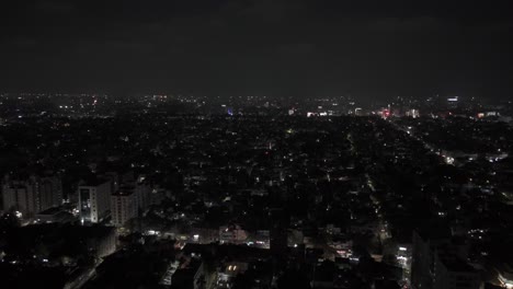 Toma-Aérea-De-Drones-De-La-Ciudad-De-Chennai-Con-Luces,-Vista-Nocturna-De-Edificios