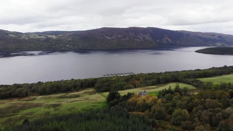 Luftaufnahme-über-Grüne-Tal-Flussufer-Bäume-Mit-Loch-Ness-Im-Schottischen-Hochland