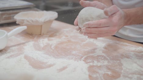 Preparar-Pan-Con-Una-Mesa-Espolvoreada-Con-Harina-Sobre-Una-Mesa-Rústica