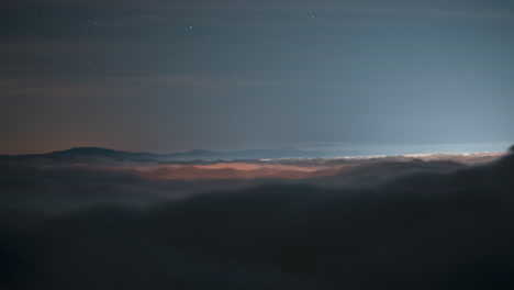 Neblige-Hügel-Unter-Sternenhimmel-In-Der-Dämmerung,-Ruhige-Und-ätherische-Landschaft,-Zeitraffer