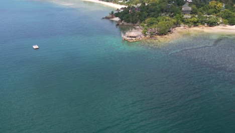 Filmische-Drohnenenthüllung-über-Luxuriösem-Strandresort-Auf-Der-Insel
