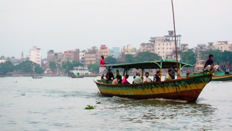 Escena-De-Pasajeros-En-Un-Barco-Arrastrero-Cruzando-El-Río-Buriganga-En-Bangladesh,-Asia-Del-Sur